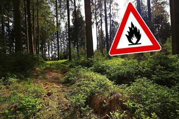 Achtung Waldbrandgefahrt bei trockenem Wetter. Brandgefahr im Sommer in Waldgebieten