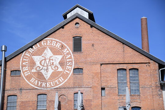 Im Jahre 1887 gr&uuml;ndeten die Br&uuml;der Eberhardt und Hans die "Gebr&uuml;der Maisel Brauerei" im oberfr&auml;nkischen Bayreuth, Bayern. J&auml;hrlich werden etwa 400.000 hl Bier produziert. Bayreuth, 12.M&auml;rz 2022.