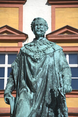 Das Denkmal vom König Maximilian II. von Bayern  steht vor dem Alten Schloss in Bayreuth auf dem Ehrenhof. Die Statue des Maximiliandenkmal wurde 1860 gegossen. und steht auf einem Granitsockel.