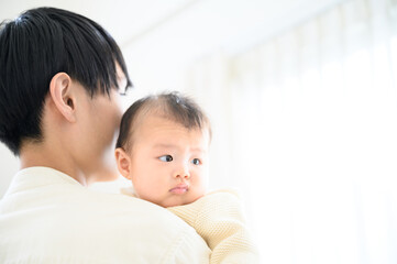 イクメンのパパと赤ちゃん