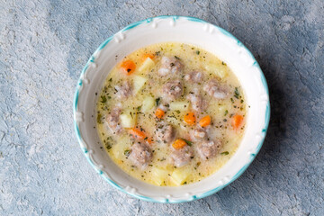 Seasoned soup with meatballs with vegetables. English name; sulu kofte, eksili kofte, terbiyeli kofte)