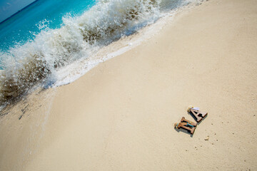 ウエディングフォトの砂浜にイニシャルを描いた写真