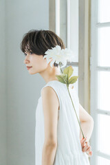 白い花を持つ女性ポートレート