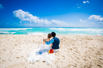 タイトル　ウエディングフォトのアイディアのあるカップルの写真