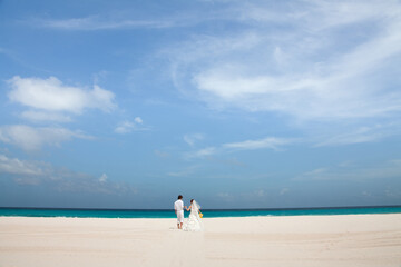 タイトル　ウエディングフォトのアイディアのあるカップルの写真