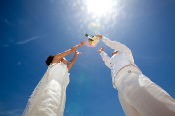 タイトル　ウエディングフォトのアイディアのあるカップルの写真