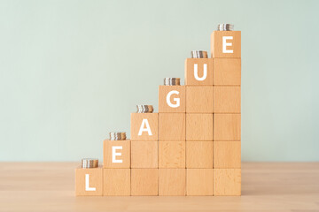 リーグのイメージ｜「LEAGUE」と書かれた積み木とコイン