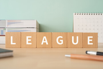 リーグのイメージ｜「LEAGUE」と書かれた積み木が置かれたデスク