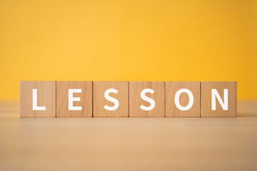 レッスンのイメージ｜「LESSON」と書かれた積み木