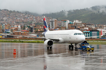 Avion comercial remolcado, Cusco - Aeropuerto Alejandro Velasco Astete - Airplane being pushed back, Cusco, Peru