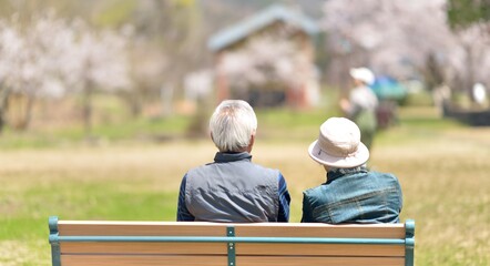 Fototapeta premium 春・ベンチでくつろぐシニアカップル