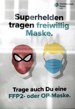 Füssen, 10. April 2022, Deutschland: Vor einem Geschäft hängt ein Plakat mit der Aufforderung zum freiwilligen Tragen einer Maske