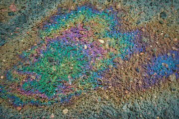 Obraz premium Oil slick on the asphalt road background