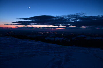 Sonnenuntergang über der verschneiten Wasserkuppe in der Rhön, Blick nach Fulda