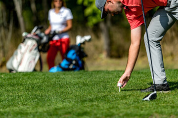 Obraz premium Couple on a golfing vacation, beautiful sunny weather