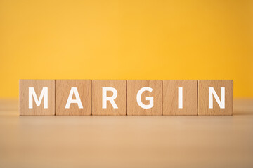 マージンのイメージ｜「MARGIN」と書かれた積み木