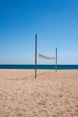 Estructura para jugar al voleibol en la arena de la playa vacío