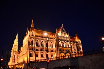 Obraz premium city parliament building at night