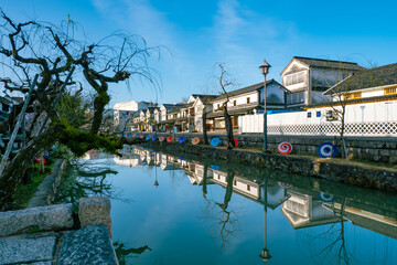 Obraz premium 岡山県の倉敷美観地区、倉敷川と町並み