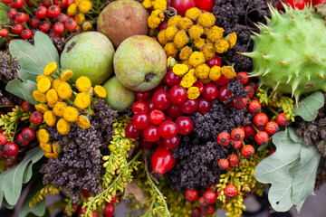 Bunte Herbstdekoration mit Beeren und Äpfeln