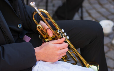 a street trumpeter plays jazz tunes - obrazy, fototapety, plakaty