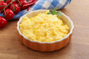 Scrambledd egg in the bowl