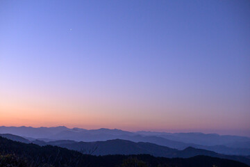朝焼けと朝もや
