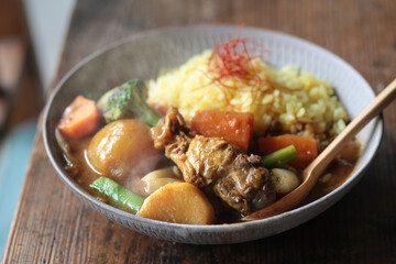 できたてのほんわか湯気の上がるチキンカレー