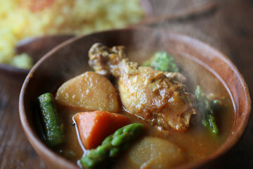 できたてのほんわか湯気の上がるチキンカレー