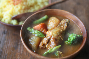 できたてのほんわか湯気の上がるチキンカレー