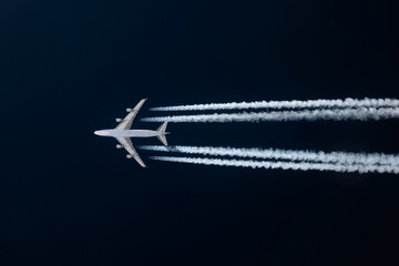 Airliner mit Kondensstreifen vor blauem Himmel