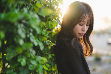 Naklejka premium 夕暮れの公園を散策する女性