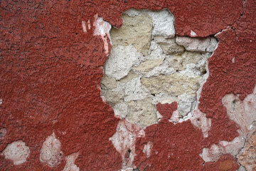 Enduit rouge de mur qui tombe