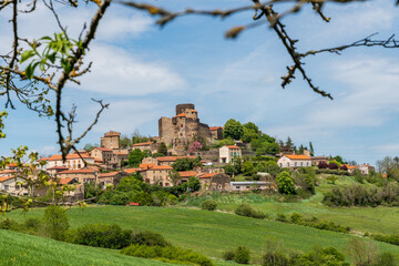 Vue sur le ch&acirc;teau de Chalus avec ses anciennes maisons sur le chemin de randonn&eacute;e dans le puy de d&ocirc;me  par une belle journ&eacute;e de printemps