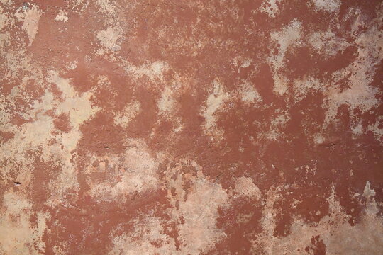 rotbrauner marmorierter  Kalkputz auf Wand 