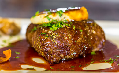 Tranche de foie gras poêlé sur filet de bœuf façon Rossini 