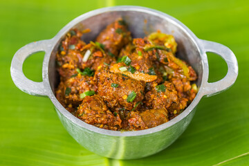 Rougail saucisses dans une petite marmite, spécialité culinaire typiquement réunionnaise 