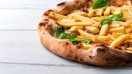 Deliziosa pizza con patatine fritte e salsiccia 