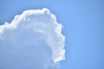 Białe spiętrzone chmury na błękitnym niebie © EwaAF