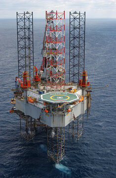 Ensco 102 high aerial shot at Barracouta platform featuring the helipad of the Ensco.