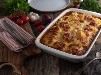 Casserole with chili con carne and potato, cheese crust