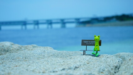 海と橋と人形