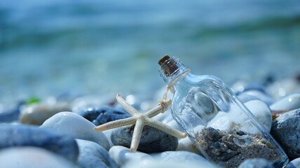海辺に落ちている小瓶