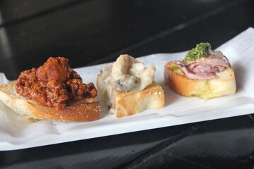 Bruschetta topped with vegetables