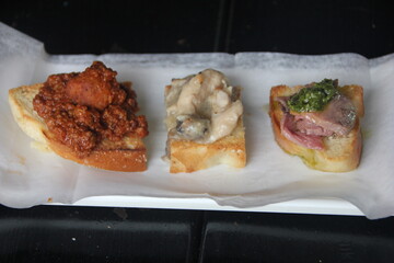 Bruschetta topped with vegetables 