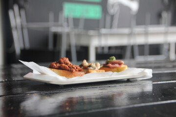 Bruschetta topped with vegetables 