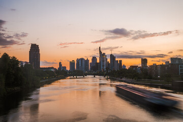 Obraz premium Frankfurt Skyline Main Wolkenkratzer