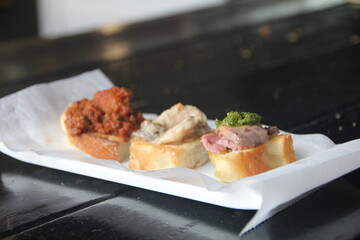 Bruschetta topped with vegetables 