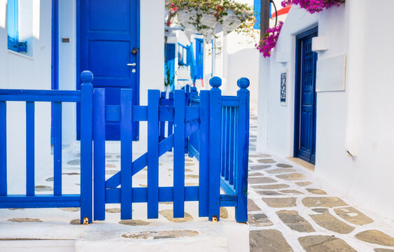 Fototapeta The island of Mykonos, Greece. Streets and traditional architecture. Entrance to a private home. Travel photography.