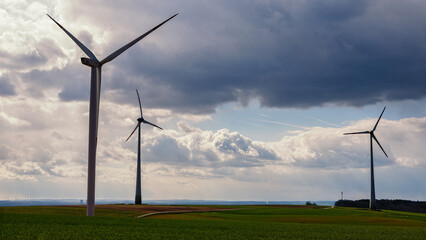 Windräder im Gegenlicht